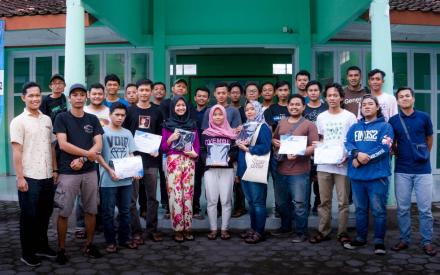 Pemuda Desa Baturetno mendapatkan pelatihan keterampilan Sablon